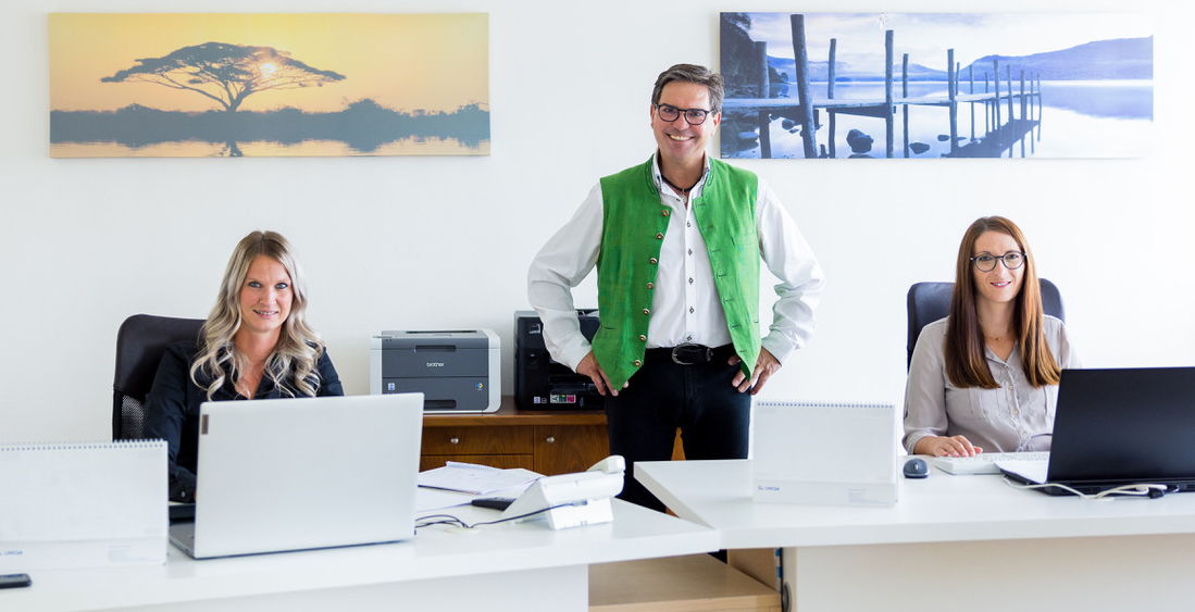 Das Team der Bader Group: Carina Merkan, Daniel Bader und Sandra Puchleitner im Büro